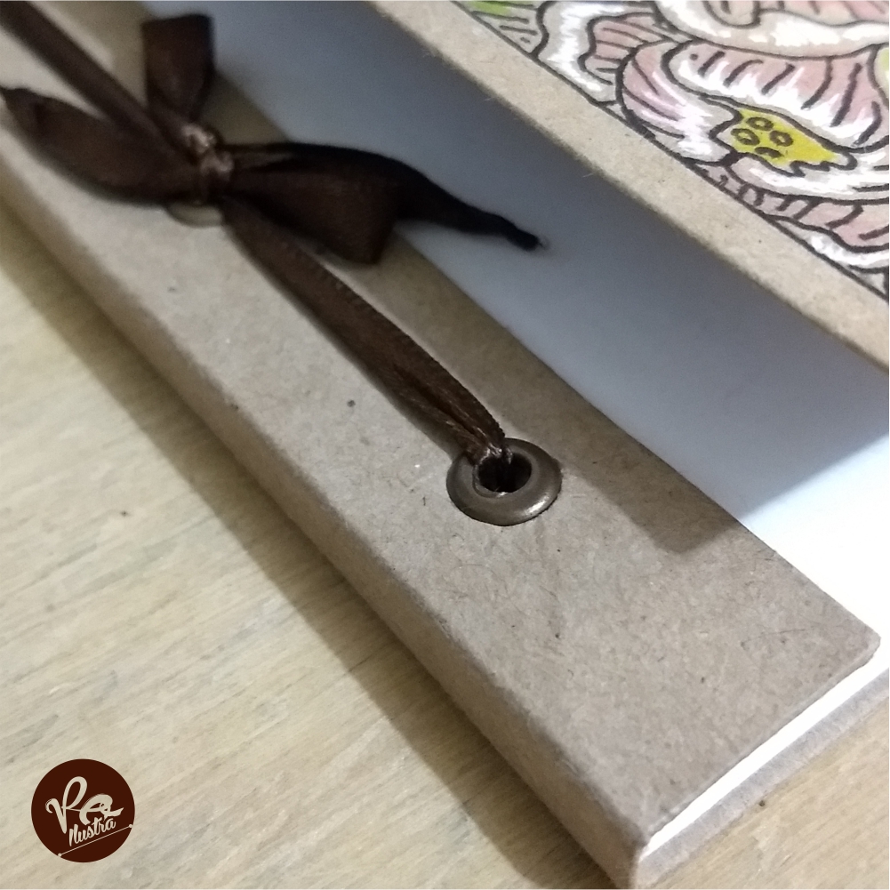 Precioso cuaderno artesanal de bolsillo pensado para los dibujantes, journalistas y amantes de los productos únicos. Su tamaño de 13x13 cm te permite transportarlo fácilmente, mientras llenas poco a poco sus 60 hojas blancas con tus vivencias, practicas de dibujo, listas de pendientes o simplemente cualquier cosa hermosa que merezca ser recordada a futuro. La portada totalmente ilustrada a mano lo convierten en una pieza única e irrepetible, digna del mejor coleccionista de arte y como tal, es entregada con certificado de originalidad, firma y número de pieza. Por último, su sistema de ojillos reforzados te permite reemplazar las hojas una vez que se terminen sin ningún problema ¡Este cuaderno está hecho para usarse por siempre! Contáctame para más información sobre facturación y costos de envío. by Veronik Ilustra